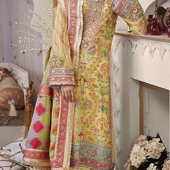 Colorful Embroidered Traditional Outfit - Picture 5 of 7